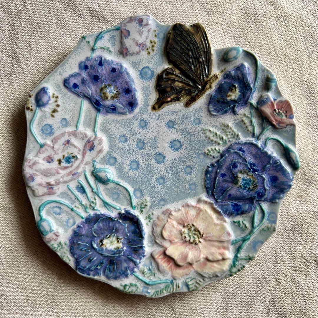 うつわやみたす さん 花と蝶の装飾皿