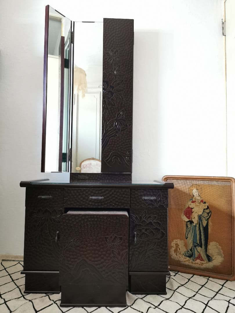 日展恵仙 伝統工芸 芍薬鎌倉彫 本漆塗仕上 三面姿見桐製鏡台 椅子付ドレッサー