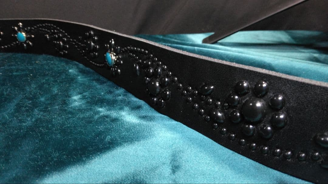 マリオ栃木レザー　ツタ＆フラワー　ソリッドブラス　ブラック　スタッズベルト