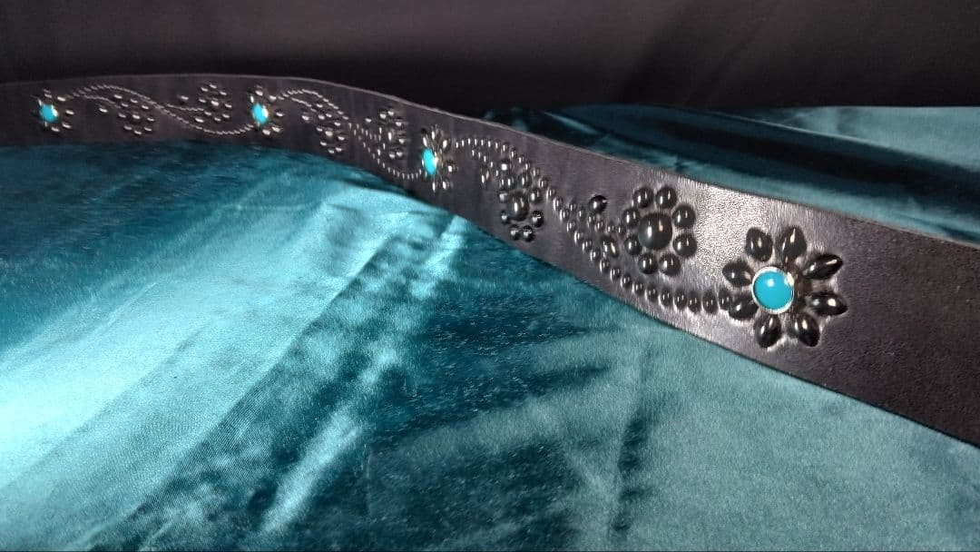 マリオ栃木レザー　ツタ＆フラワー　ソリッドブラス　ブラック　スタッズベルト