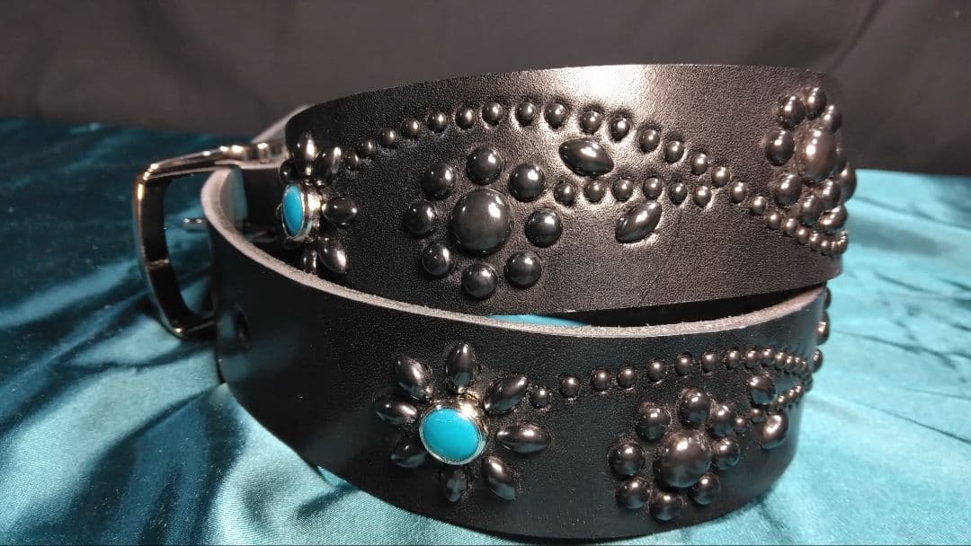 マリオ栃木レザー　ツタ＆フラワー　ソリッドブラス　ブラック　スタッズベルト