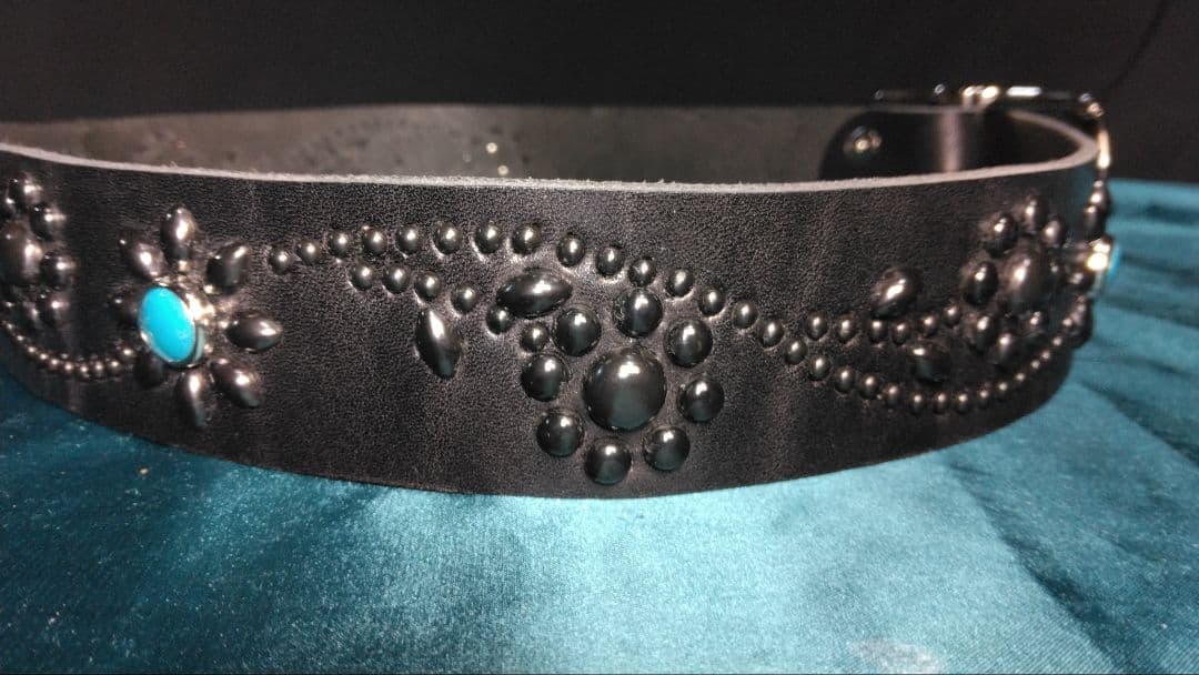 マリオ栃木レザー　ツタ＆フラワー　ソリッドブラス　ブラック　スタッズベルト