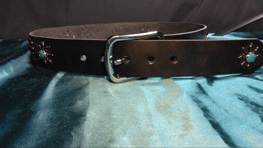 マリオ栃木レザー　ツタ＆フラワー　ソリッドブラス　ブラック　スタッズベルト