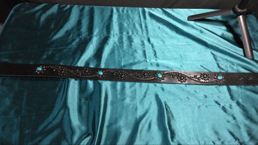 マリオ栃木レザー　ツタ＆フラワー　ソリッドブラス　ブラック　スタッズベルト