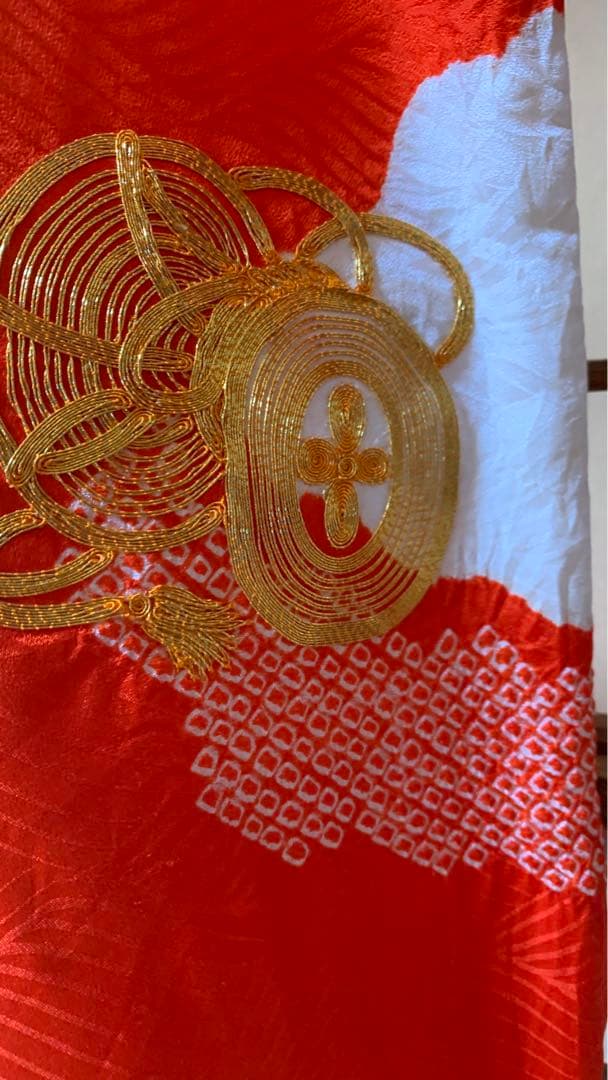 祝い着女子供 産着熨斗目着物 正絹綸子地 赤地に絞りと鼓の金刺繍柄 T69