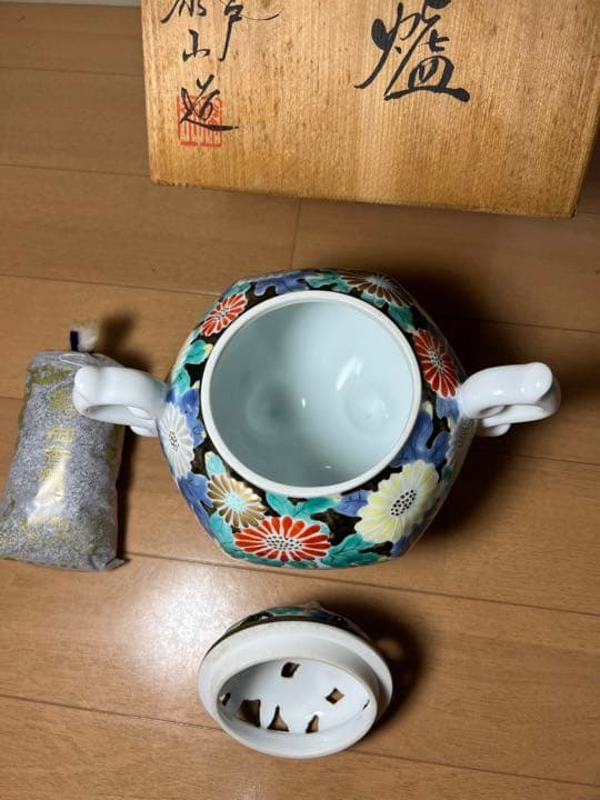 698 深野泰山 三川内焼 平戸泰山窯 色絵菊花紋　香炉　香炉灰付　未使用