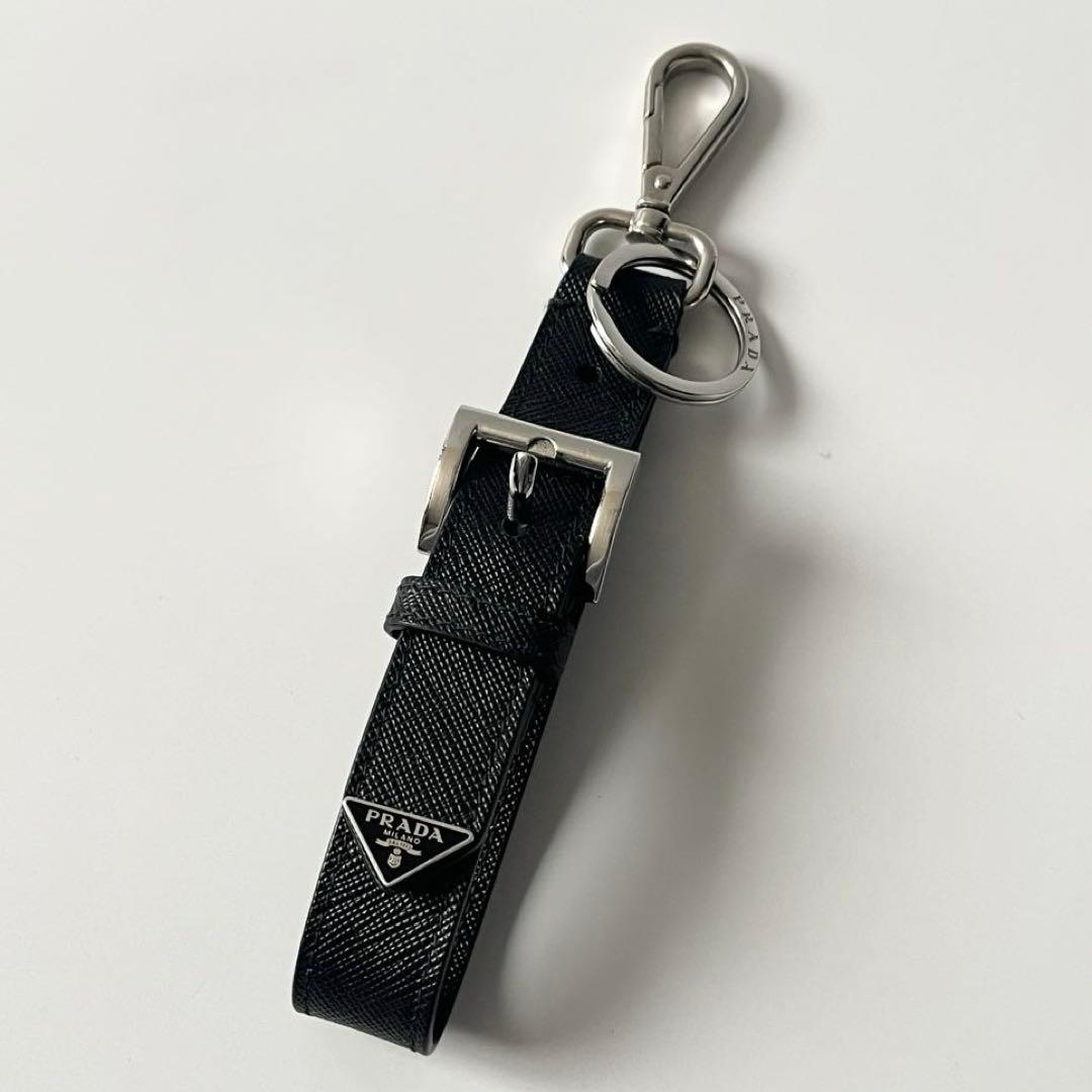 プラダ　トライアングルロゴ　キーホルダー　サフィアーノレザー　ブラック　チャーム